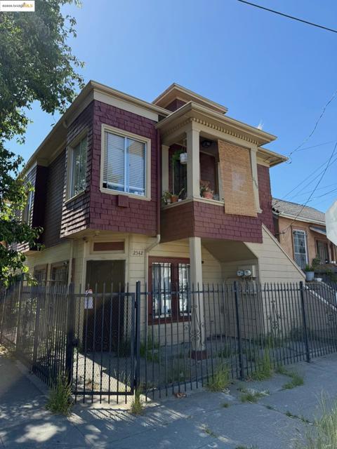 2542 Filbert St, Oakland CA: https://media.crmls.org/mediaz/8b7c077b-5ad9-49b4-9cb1-52429c7e8965.jpg