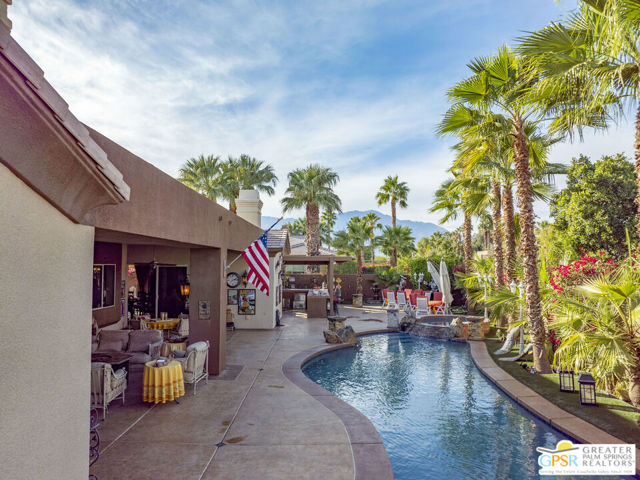 18 Calais Circle, Rancho Mirage CA: https://media.crmls.org/mediaz/8b7c51de-6eda-4b1a-ae09-dd0cbc7c9631.jpg