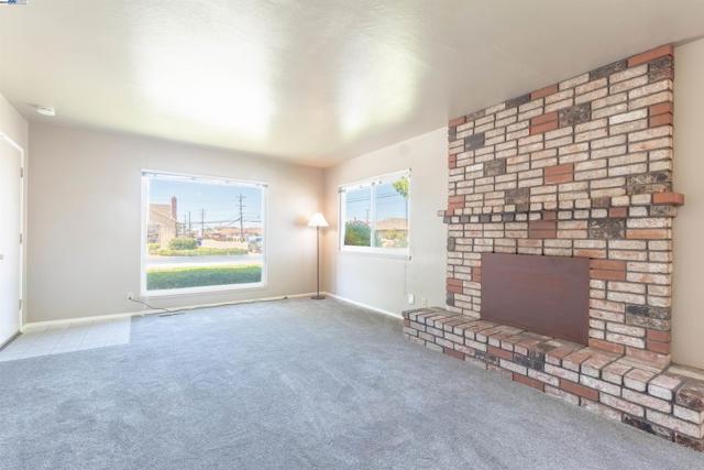 14510 Locust St, San Leandro CA: https://media.crmls.org/mediaz/8b7cdd79-3ea6-4a54-8b95-58251ea66376.jpg