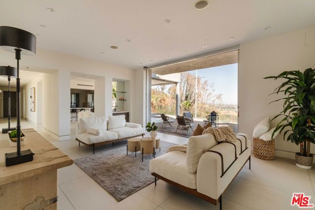 770 Paseo Miramar, Pacific Palisades CA: https://media.crmls.org/mediaz/8b7e3869-283e-447b-9a2e-f9f2ce9ba1da.jpg