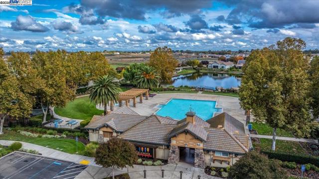 1050 Clear Lake Dr, Oakley CA: https://media.crmls.org/mediaz/8b7e8dc3-7cb8-4316-baca-319231555bd4.jpg