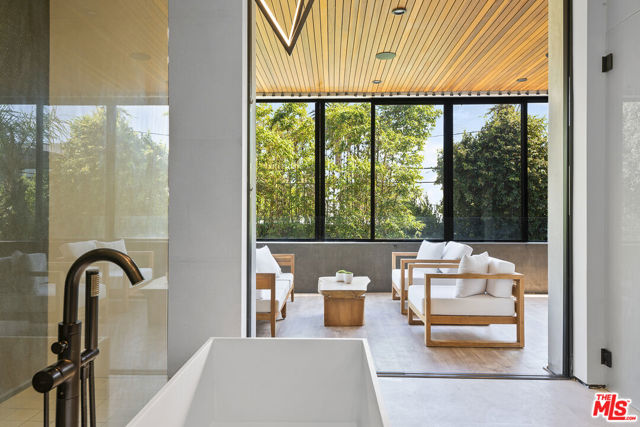 428 N La Jolla Avenue, Los Angeles CA: https://media.crmls.org/mediaz/8b808885-8f12-4802-a806-fadfc07ed247.jpg