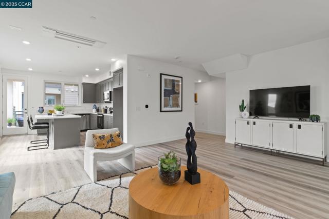 27276 Cosmo Ct, Hayward CA: https://media.crmls.org/mediaz/8b809338-2c36-4693-8a8b-75eebe05ec8b.jpg