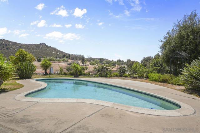13514 Avenida Del Charro, El Cajon CA: https://media.crmls.org/mediaz/8b8133ed-7d50-4d3a-9a62-0a08b1beed09.jpg