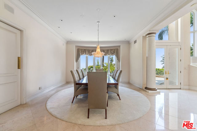 3303 Clerendon Road, Beverly Hills CA: https://media.crmls.org/mediaz/8b825100-e7f4-455f-8038-4b109d94decf.jpg