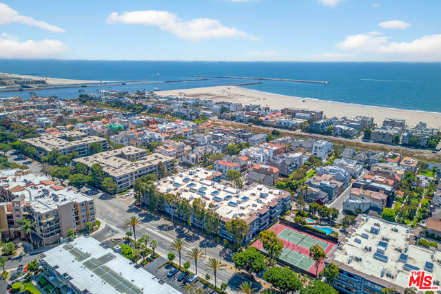 311 Bora Bora Way, Marina del Rey CA: https://media.crmls.org/mediaz/8b82c140-2e40-48a5-9df2-f42e637e1bc1.jpg