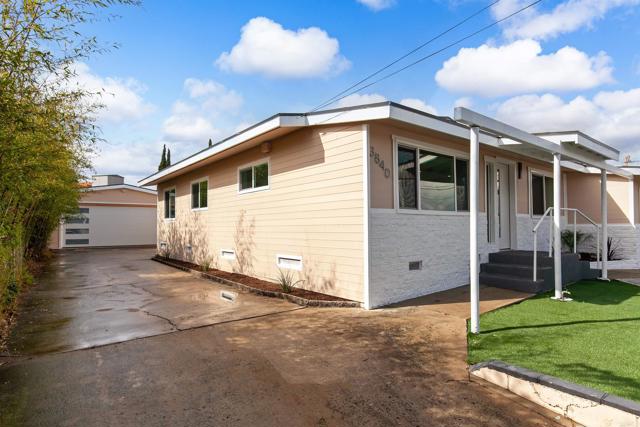 Detail Gallery Image 3 of 75 For 3840 Tomahawk Ln, San Diego,  CA 92117 - 5 Beds | 2 Baths