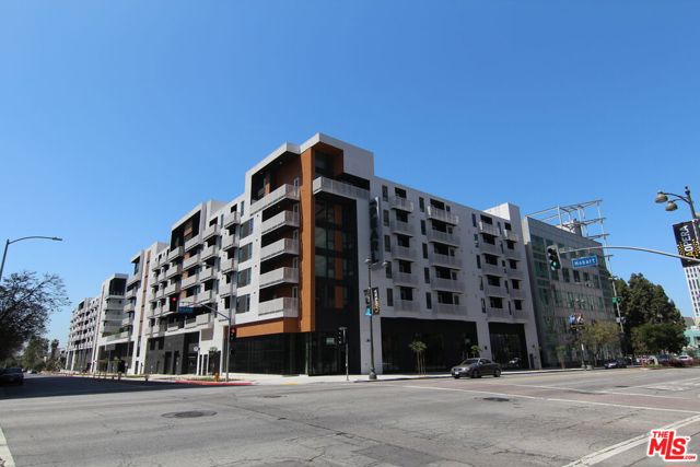 687 S Hobart Boulevard, Los Angeles CA: https://media.crmls.org/mediaz/8b83a3bc-7f72-4efb-8808-cbac103af131.jpg