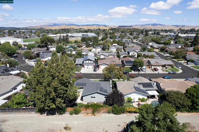 6944 Cedar Ln, Dublin CA: https://media.crmls.org/mediaz/8b83ec1f-dffb-49ba-a6a1-1ce31efbe083.jpg