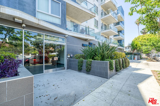 105 S Mariposa Avenue, Los Angeles CA: https://media.crmls.org/mediaz/8b84c374-15e0-49a1-a821-02e083aefaad.jpg
