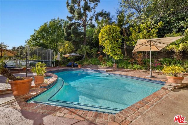 2973 Hutton Drive, Beverly Hills CA: https://media.crmls.org/mediaz/8b859f5d-2e4e-4b2d-8f99-a8665ebd8a0f.jpg