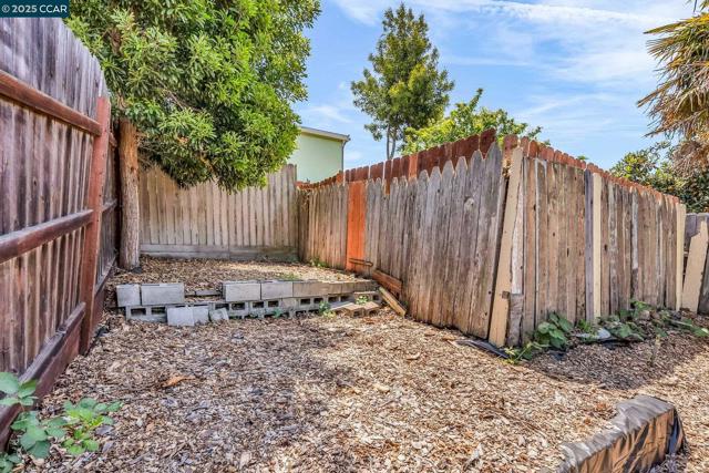 2150 35Th Ave, Oakland CA: https://media.crmls.org/mediaz/8b85bcef-6239-465f-8d29-ea1752566f11.jpg