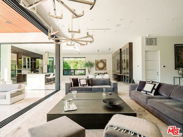 4049 Coldwater Canyon Avenue, Studio City CA: https://media.crmls.org/mediaz/8b868111-e705-4796-b73b-f8a69eb015df.jpg