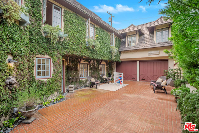 2917 N Poinsettia Avenue, Manhattan Beach CA: https://media.crmls.org/mediaz/8b87349b-32fb-43f5-aac7-772a5c12d1a3.jpg