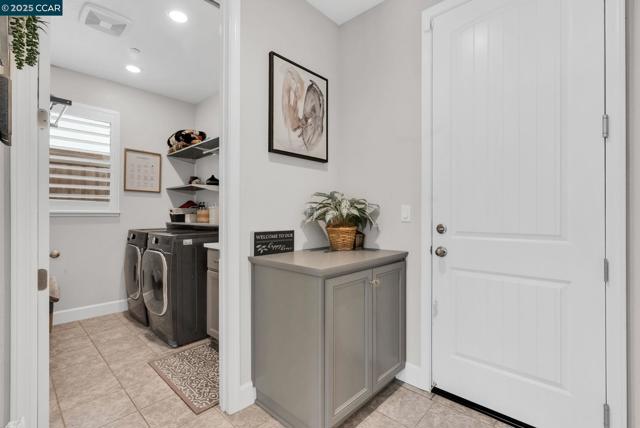 499 Yarrow Dr, Fairfield CA: https://media.crmls.org/mediaz/8b873853-1a57-40b3-a9f6-b0fee7501e26.jpg