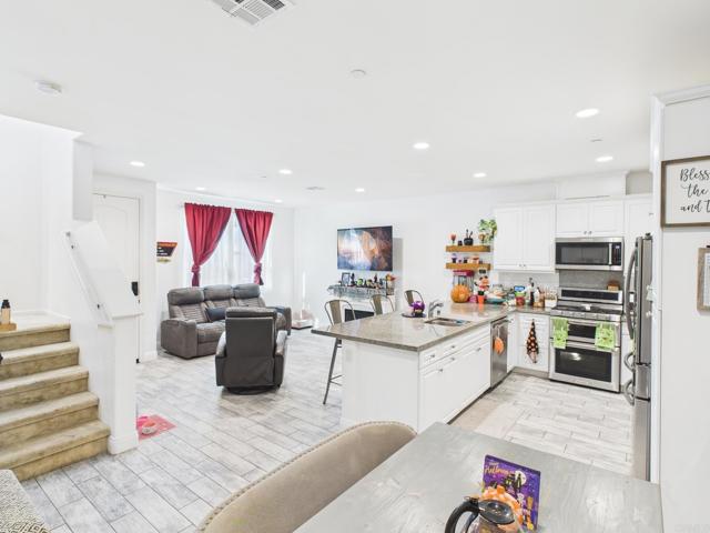 1922 Corte Zafiro, Chula Vista CA: https://media.crmls.org/mediaz/8b8769b9-3e52-4de9-9685-f6200a8a593d.jpg