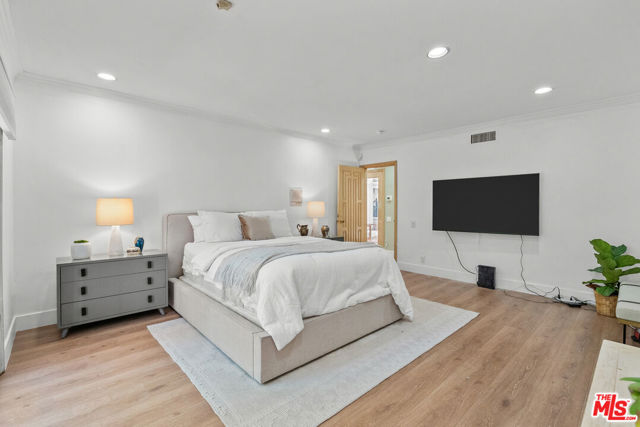 2103 N Hobart Boulevard, Los Angeles CA: https://media.crmls.org/mediaz/8b8788a2-597d-43aa-abb1-deb063c57cf0.jpg