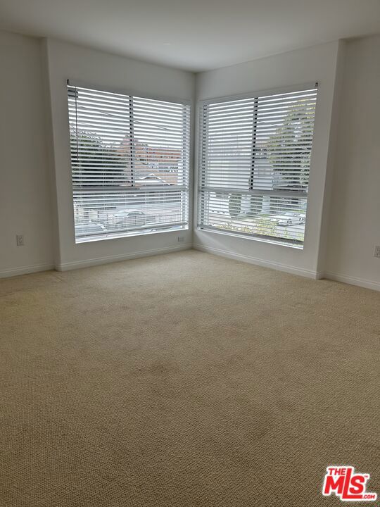 1150 S Oxford Avenue, Los Angeles CA: https://media.crmls.org/mediaz/8b87b895-14fb-445e-a608-ea1a1df7aed3.jpg