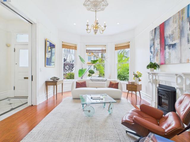 1709 Myrtle St, Oakland CA: https://media.crmls.org/mediaz/8b87ce22-6cd4-44b6-98c3-579e5616d40f.jpg
