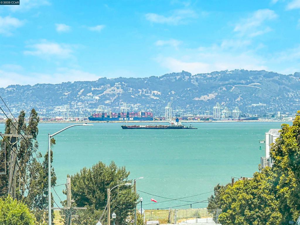 https://media.crmls.org/mediaz/8b87d6cd-9f2a-478d-8d48-750e85141c7d.jpg?preset=X-Large