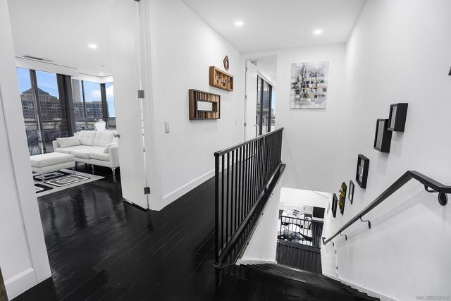 700 Front St, San Diego CA: https://media.crmls.org/mediaz/8b883c67-558d-4266-b940-849ccb99b059.jpg