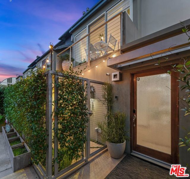 512 Brooks Avenue, Venice CA: https://media.crmls.org/mediaz/8b88c156-9b66-4434-8dfe-02398b8a5f3f.jpg