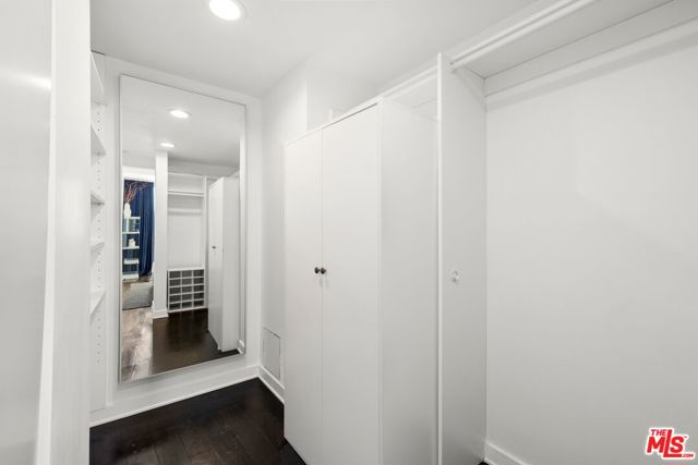 7250 Franklin Avenue, Los Angeles CA: https://media.crmls.org/mediaz/8b893869-585b-4609-9012-32d01c4a3123.jpg
