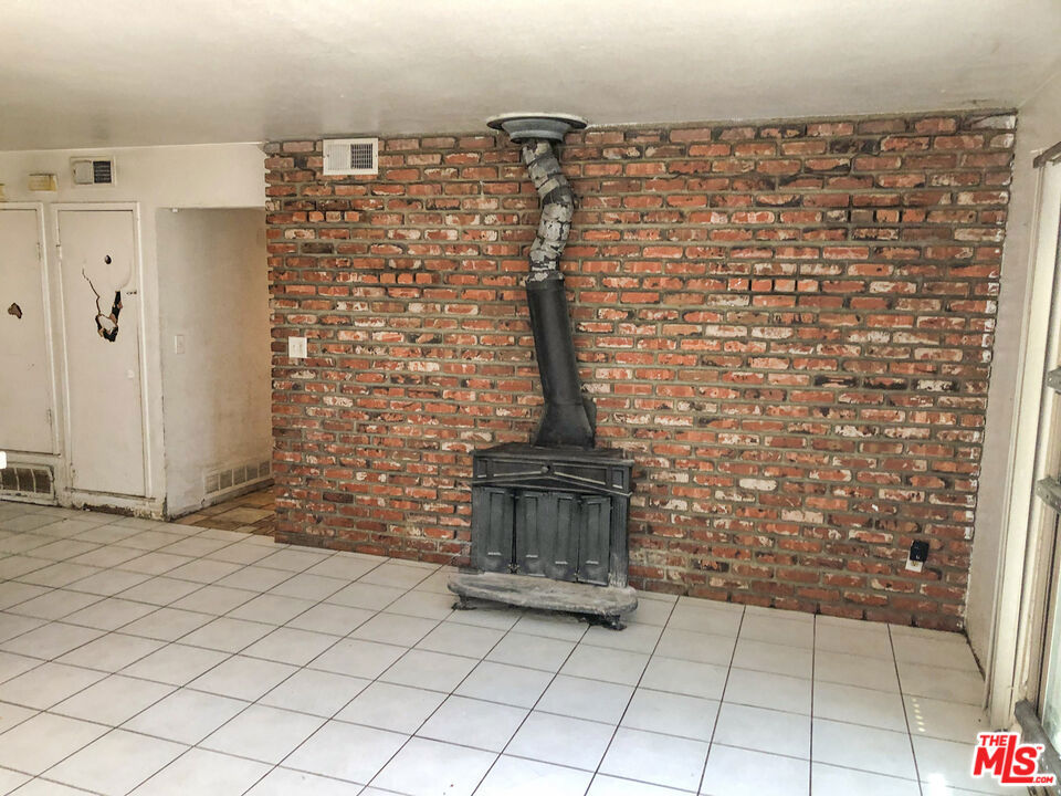 https://media.crmls.org/mediaz/8b8a74b3-6677-4bfb-af60-7f0ad4763049.jpg?preset=X-Large