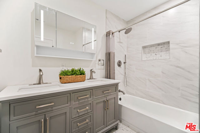 5722 Valley Ridge Avenue, Los Angeles CA: https://media.crmls.org/mediaz/8b8b4024-40f4-4082-8c06-f5a37e1be934.jpg
