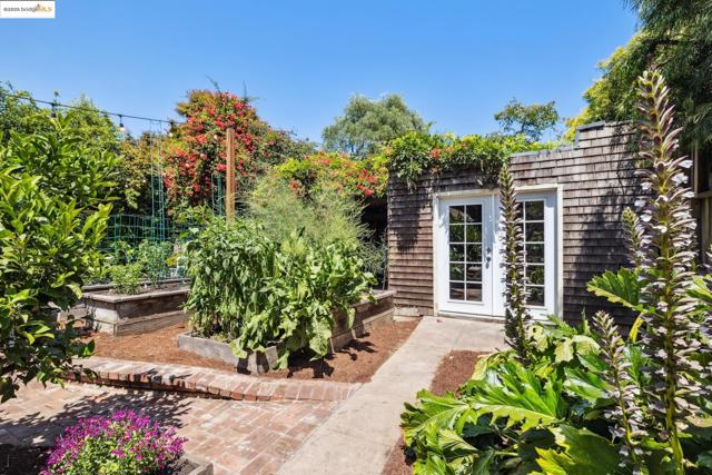 3019 Benvenue Ave, Berkeley CA: https://media.crmls.org/mediaz/8b8b9b9b-023d-4713-94ae-40fee713e760.jpg