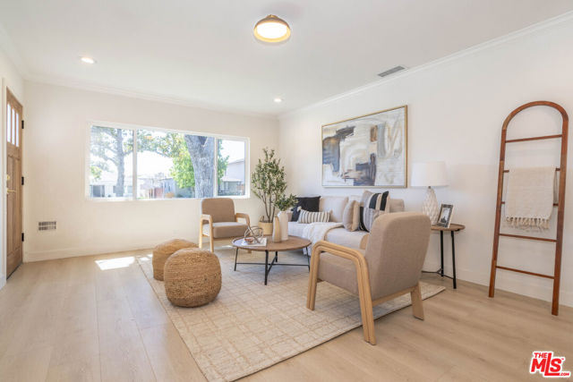 824 N Lima Street, Burbank CA: https://media.crmls.org/mediaz/8b8c9250-28eb-48ce-82bd-0e6760531072.jpg