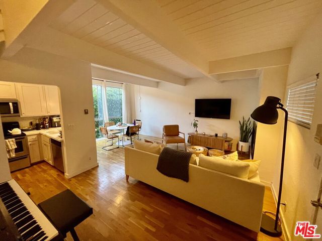 3101 5th Street, Santa Monica CA: https://media.crmls.org/mediaz/8b8d17a1-a12d-4323-bada-ca303a9f82c5.jpg