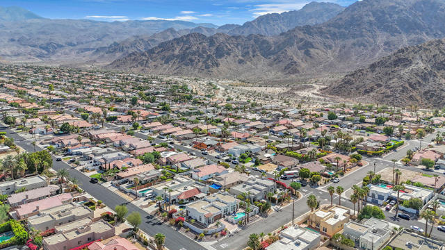 77440 Calle Ensenada, La Quinta CA: https://media.crmls.org/mediaz/8b8e1dc4-039d-4cf5-8290-4cff7c361a73.jpg