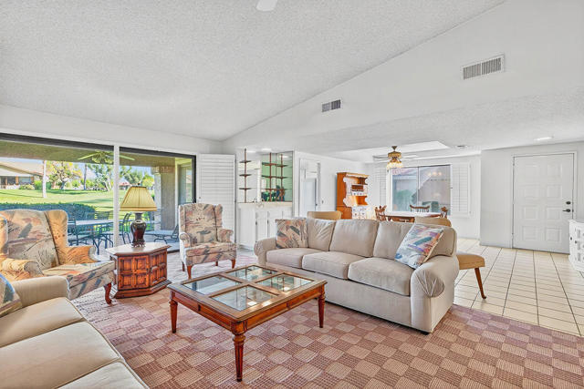 142 Camino Arroyo S, Palm Desert CA: https://media.crmls.org/mediaz/8b8ea0c1-80ea-4219-8ceb-19eaa7f58d50.jpg