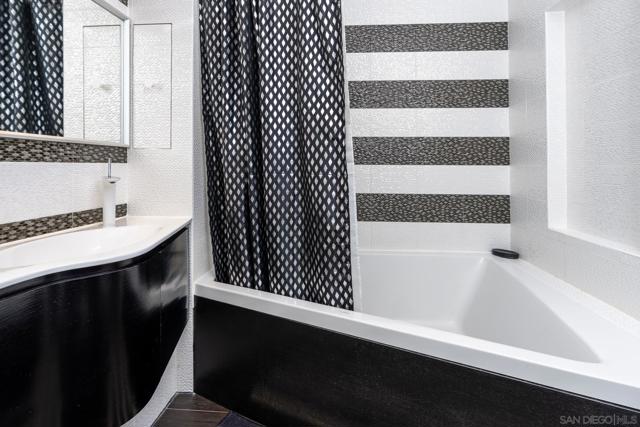 3550 Lebon Dr, San Diego CA: https://media.crmls.org/mediaz/8b8eecc6-c6d1-4309-af69-0cb686e74c51.jpg