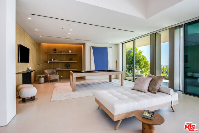 9016 Thrasher Avenue, Los Angeles CA: https://media.crmls.org/mediaz/8b8f2af9-f8df-4f0f-90c8-7d748a53a50e.jpg