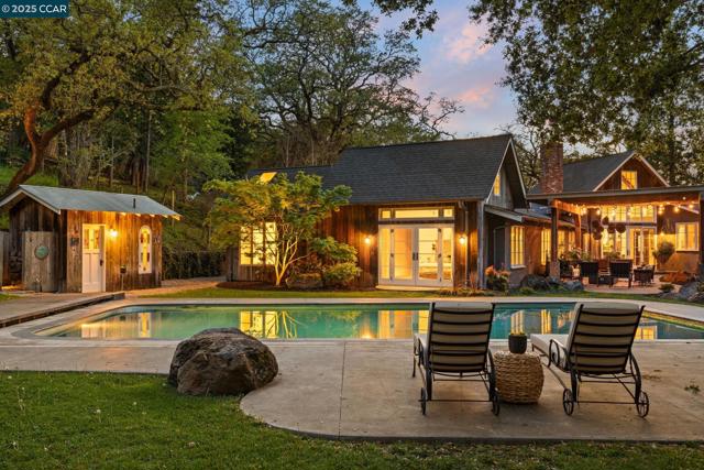 15 Cascade Ln, Orinda CA: https://media.crmls.org/mediaz/8b8fa6d4-f690-4a4a-82e2-e159347161bf.jpg