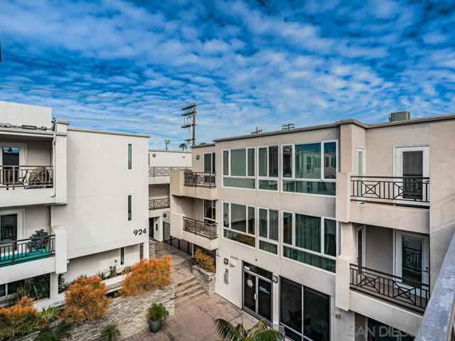 924 Hornblend, San Diego CA: https://media.crmls.org/mediaz/8b9012f3-e4ed-4492-9799-e082f4b9d1be.jpg