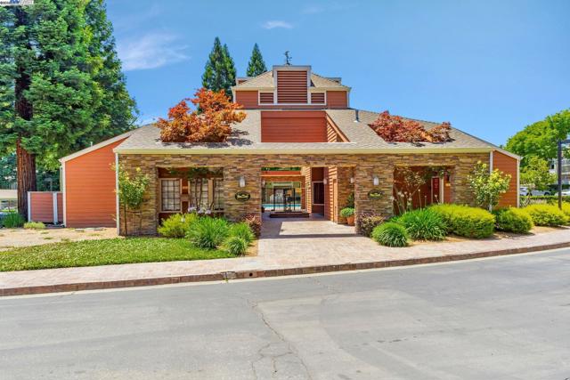 383 Eastridge Dr, San Ramon CA: https://media.crmls.org/mediaz/8b908c76-0195-40bd-b3ef-f99819643c83.jpg