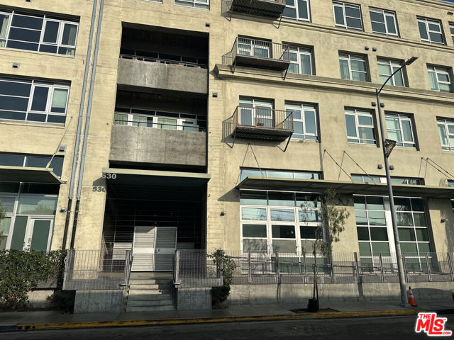 530 S Hewitt Street, Los Angeles CA: https://media.crmls.org/mediaz/8b90e822-fded-4f14-aed1-727450c64512.jpg