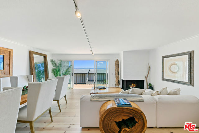 29672 Zuma Bay Way, Malibu CA: https://media.crmls.org/mediaz/8b90f49c-fe59-4d90-937b-910a88cde96e.jpg