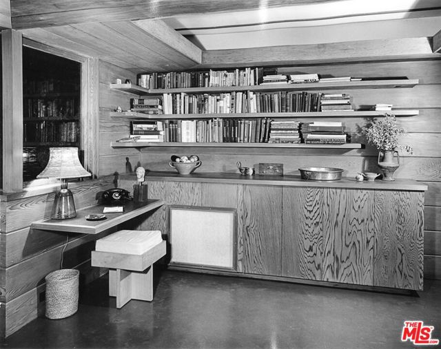 4260 Sea View Lane, Los Angeles CA: https://media.crmls.org/mediaz/8b9134f0-0b0e-4b47-b4d1-bf4163621b88.jpg