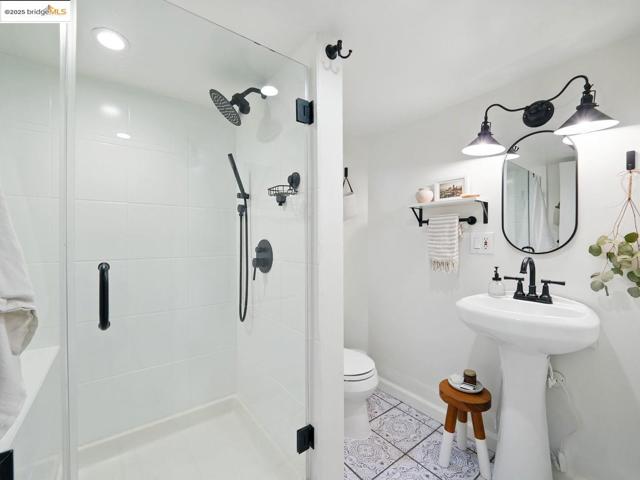 3712 Maple AVE, Oakland CA: https://media.crmls.org/mediaz/8b918503-f047-42f5-856c-def0a0306727.jpg