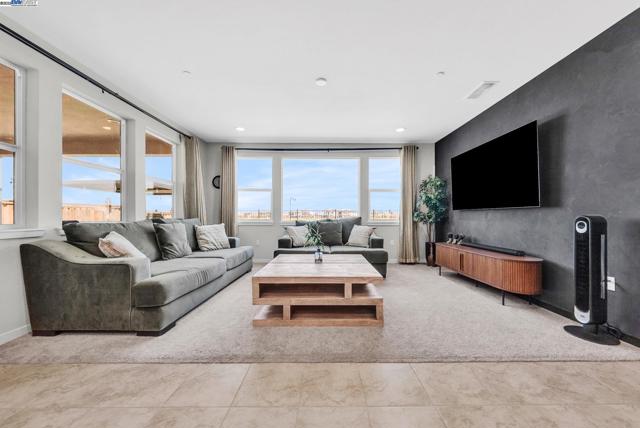 2859 Wylin Blvd, Lathrop CA: https://media.crmls.org/mediaz/8b922e3a-8377-4af6-a82f-7ae025fff252.jpg