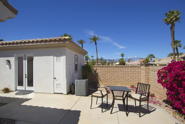 44520 Via Terra Nova, La Quinta CA: https://media.crmls.org/mediaz/8b928340-dfe6-443a-903b-2d8472409fee.jpg