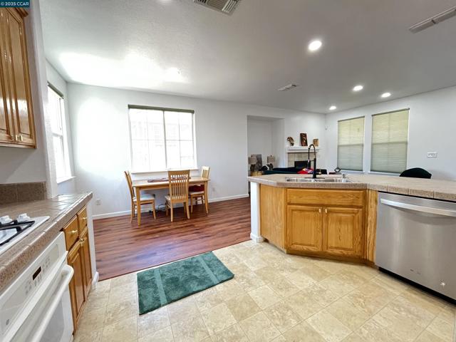 1870 Zurlo Way, Sacramento CA: https://media.crmls.org/mediaz/8b930f1e-4b1c-4fe1-a995-b4133f9850ba.jpg