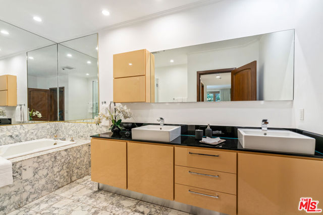 9249 Burton Way, Beverly Hills CA: https://media.crmls.org/mediaz/8b932c14-5252-498c-9f36-4e0053c23caf.jpg