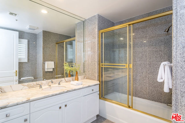 107 N Doheny Drive, Beverly Hills CA: https://media.crmls.org/mediaz/8b93476d-8136-4d51-8e6b-a7975d2902db.jpg