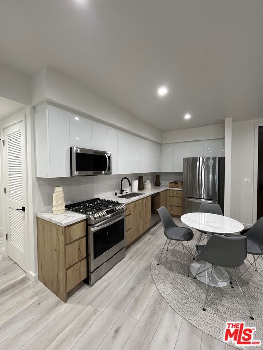 124 S Croft Avenue, Los Angeles CA: https://media.crmls.org/mediaz/8b9360bd-89d8-44c8-bc75-833d48ac6a8c.jpg