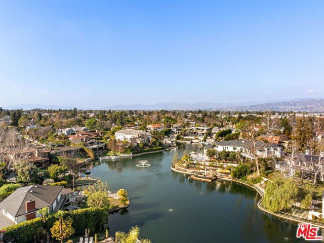 10037 Valley Spring Lane, Toluca Lake CA: https://media.crmls.org/mediaz/8b93bb6e-d9fb-4a7a-82e8-38f6fda5d56d.jpg